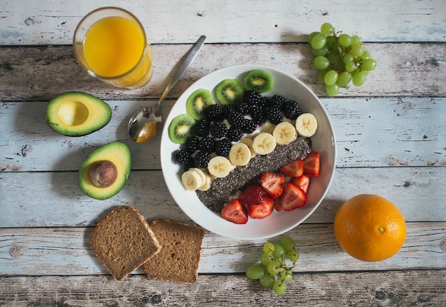Konsumsi makanan bergizi dan bernutrisi Photo by Unsplash
