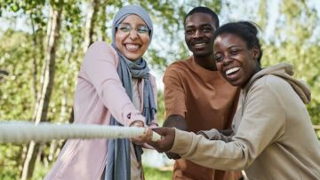 Hubungan dengan Sahabat Berubah Setelah Lulus? Ini Hal yang Bisa Kamu Lakukan untuk Mempererat Persahabatan