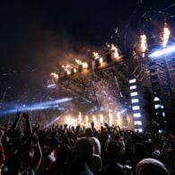 6 Tips Persiapkan Diri untuk Nonton Konser di Musim Hujan