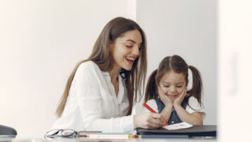 Anak Mau Homeschooling? Pahami Dulu Kelebihan dan Kekurangannya