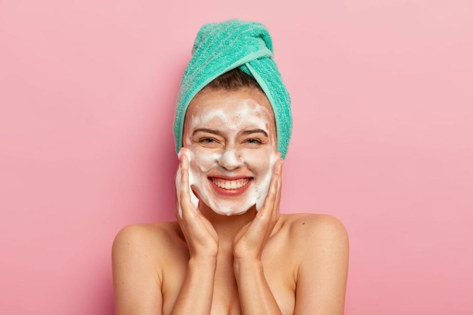ilustrasi cuci muka | Photo by Freepik