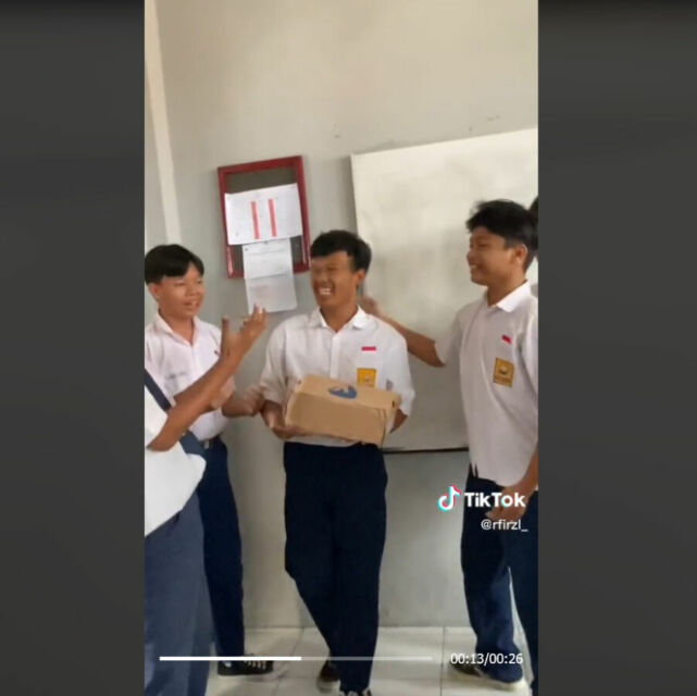 Aksi siswa SMP patungan beli sepatu untuk temannya