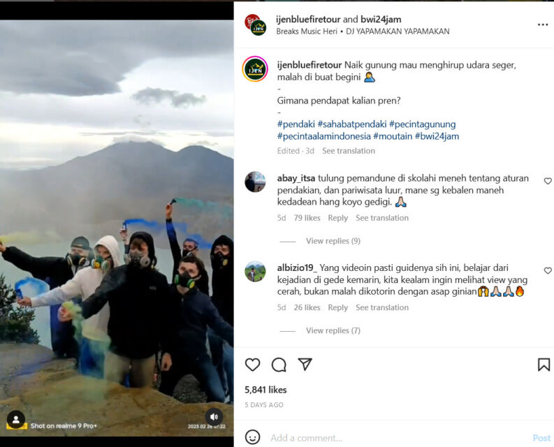 Aksi wisatawan asing nyalakan flare di Kawah Ijen