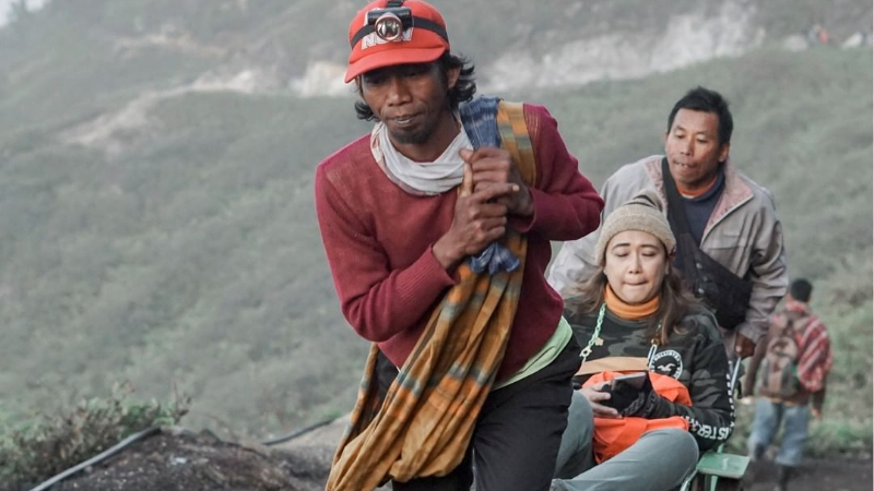 pengangkut tamu di kawah ijen