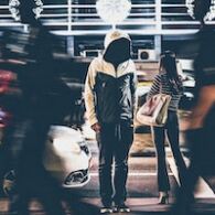 Membongkar Misteri Bystander Effect: Mengapa Orang Lebih Cenderung Menjadi Penonton dalam Situasi Darurat?