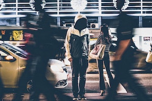 Membongkar Misteri Bystander Effect: Mengapa Orang Lebih Cenderung Menjadi Penonton dalam Situasi Darurat?