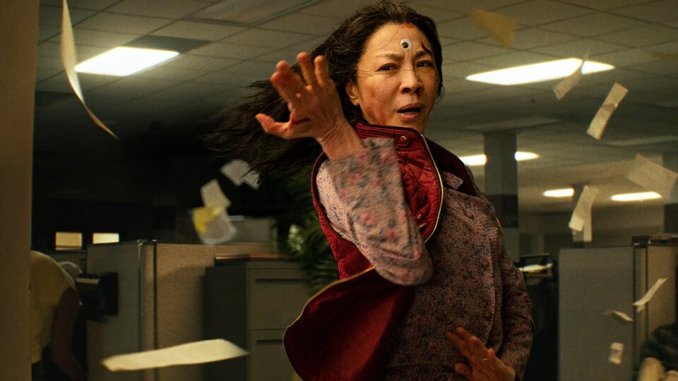 Cuplikan adegan pertarungan Michelle Yeoh sebagai Evelyn Wang | Credit: IMDB