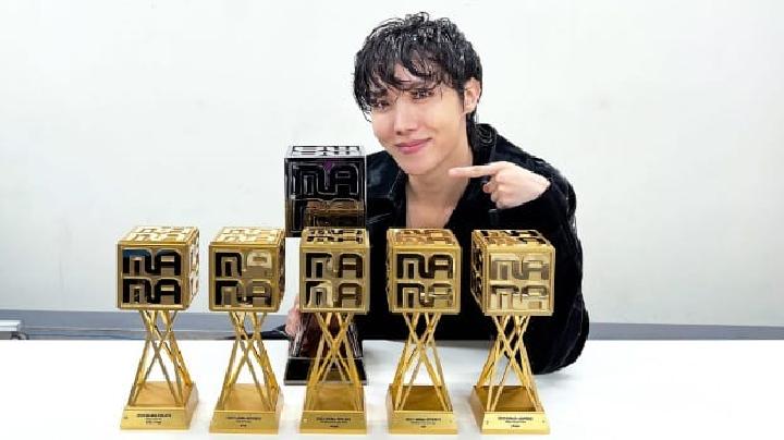 Foto J-Hope dan Daesang yang di dapatkan di MAMA 2022