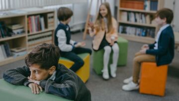 Jiwa Introvert Kamu Susah Berkomunikasi? Lima Tips Ini Bakal Membuat Kamu Percaya Diri!