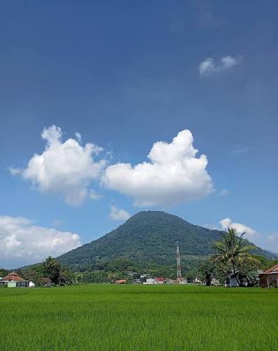 11 Daftar Tempat Wisata di Garut yang Wajib Diexplore 20 hipwee-Tempat wisata di Garut Gunung Haruman