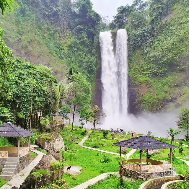 Daftar Tempat Wisata di Garut yang Wajib Diexplore 17 hipwee-tempat wisata di Garut Curug Sanghyang Taraje