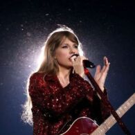 Taylor Swift: Suara Emas dalam Dunia Musik yang Berwarna