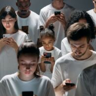 Pengaruh Penggunaan Gadget pada Minat Baca Buku dan Pergaulan pada Generasi Z