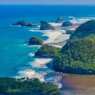 Pantai Teluk Asmara yang Kerap Dikenal dengan Julukan "Raja Ampat-nya Malang"