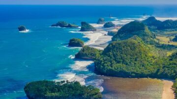 Pantai Teluk Asmara yang Kerap Dikenal dengan Julukan "Raja Ampat-nya Malang"