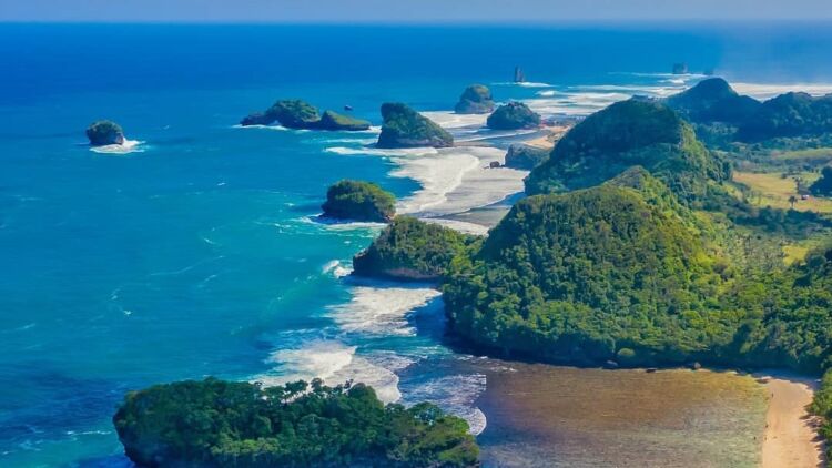 Pantai Teluk Asmara yang Kerap Dikenal dengan Julukan "Raja Ampat-nya Malang"