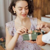 Love Bombing: Menghancurkan Diri Sendiri Atas Nama Cinta