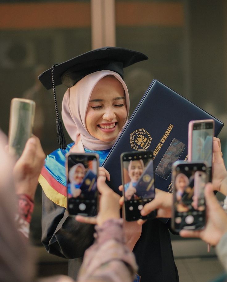 14 Gaya Foto Wisuda Sendiri & Bersama yang Keren Terbaru 17 hipwee- gaya foto wisuda