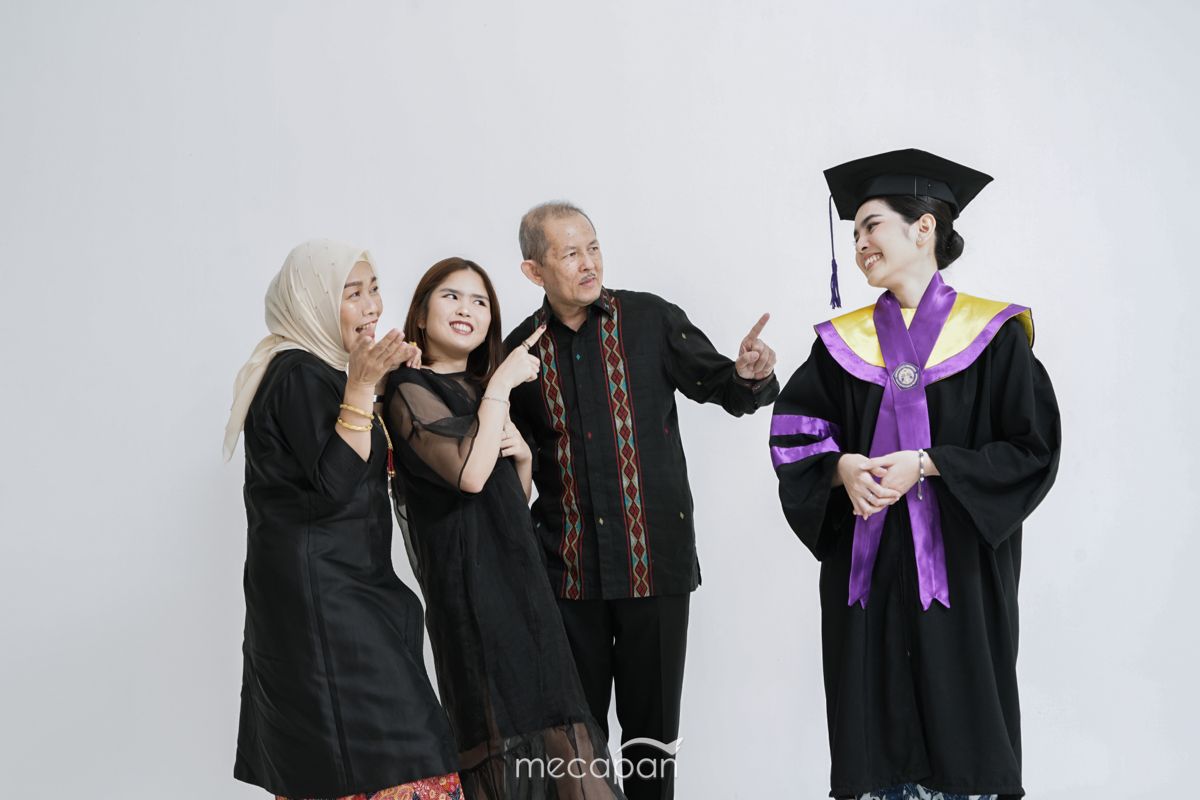 14 Gaya Foto Wisuda Sendiri & Bersama yang Keren Terbaru 21 hipwee-Ide foto wisuda