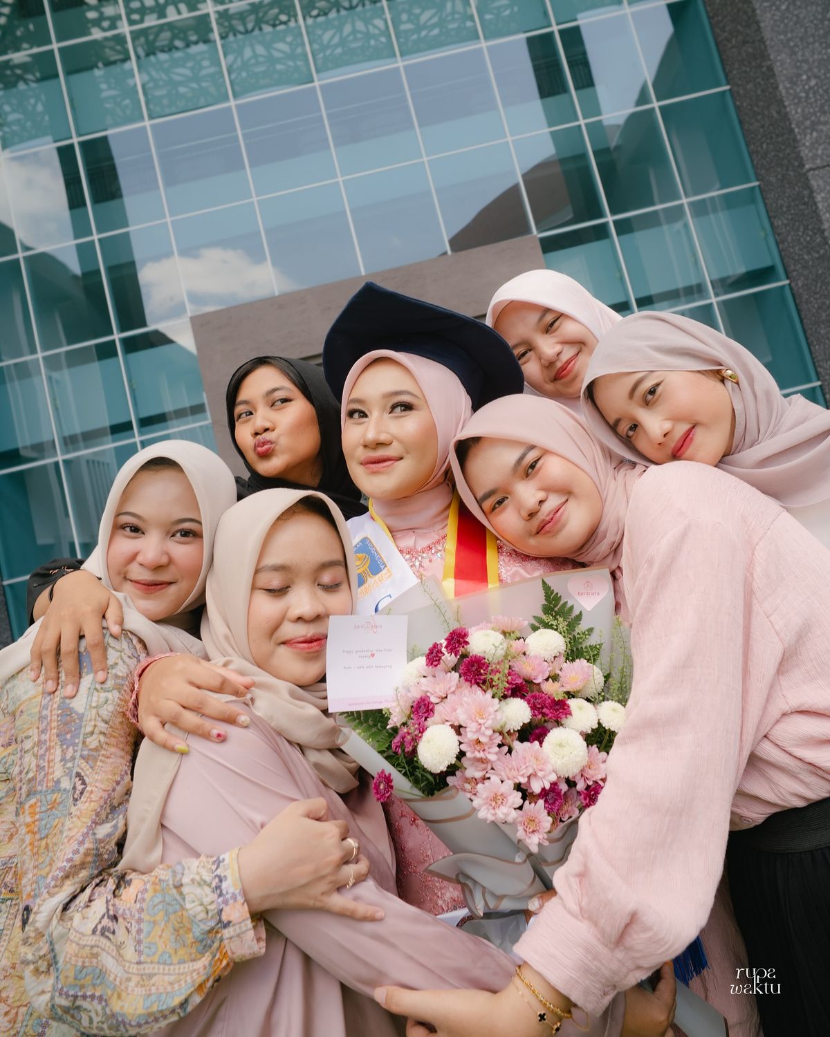 14 Gaya Foto Wisuda Sendiri & Bersama yang Keren Terbaru 24 hipwee-Ide foto wisuda
