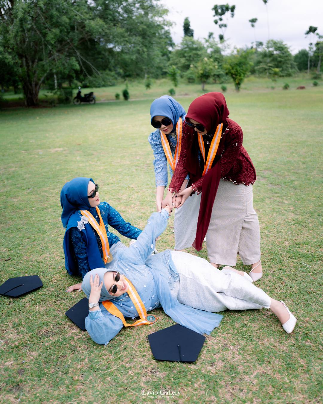 14 Gaya Foto Wisuda Sendiri & Bersama yang Keren Terbaru 15 hipwee-Ide foto wisuda credit photo via facebook.com/@lavio.gallery