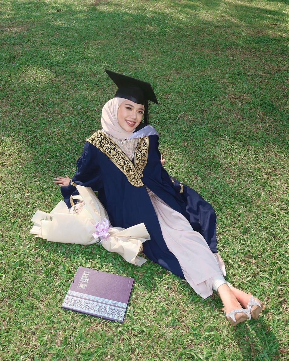 14 Gaya Foto Wisuda Sendiri & Bersama yang Keren Terbaru 22 hipwee-gaya foto wisuda Credit photo via pinterest.com/cylalyly