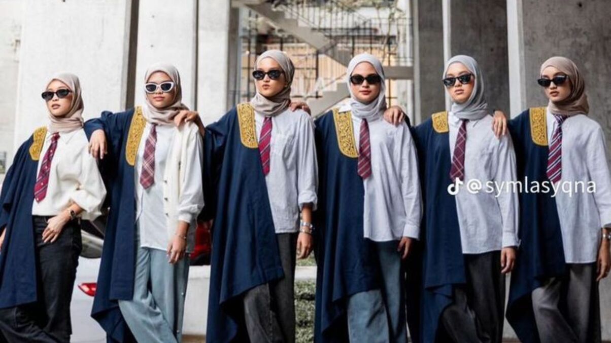 14 Gaya Foto Wisuda Sendiri & Bersama yang Keren Terbaru 16 hipwee-ide foto wisuda