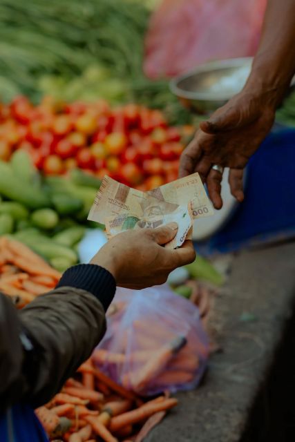 10 Tips Menghemat Uang Bulanan, Biar Awet Sampai Akhir Bulan 11 hipwee-Tips menghemat uang bulanan Belanja di Pasar