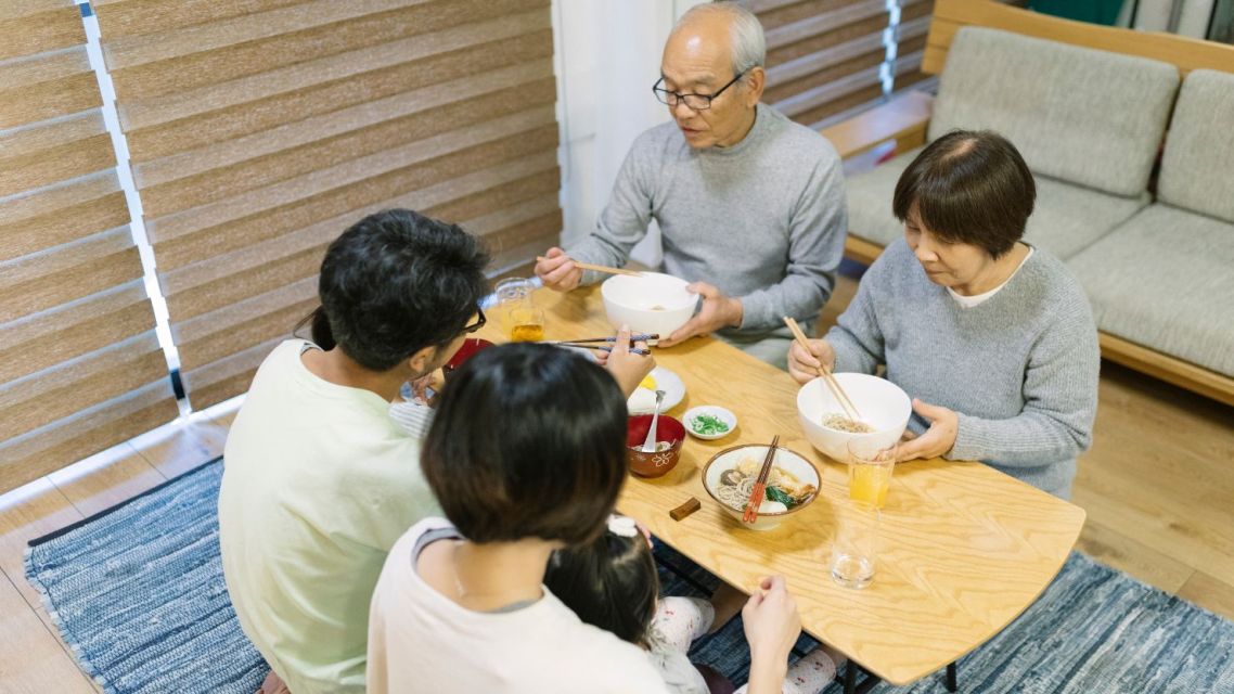 15 Contoh Obrolan Saat Ketemu Calon Mertua, Biar Akrab 26 hipwee-dinner with