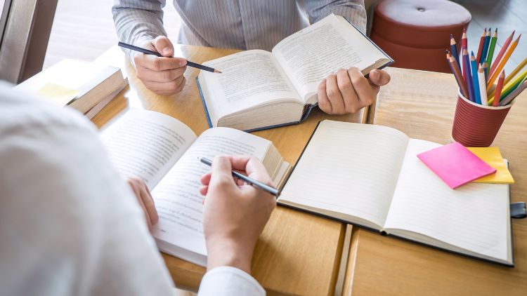 hipwee-13 Contoh Pantun Tentang Pendidikan Sebagai Motivasi untuk Belajar (1)