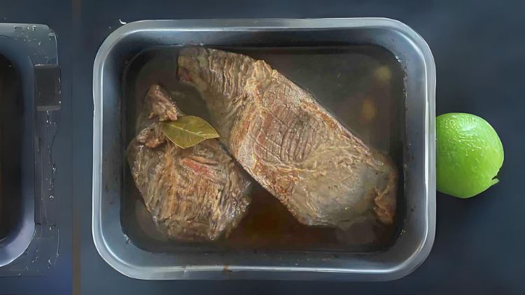 hipwee-cara mengawetkan daging tanpa kulkas - confit