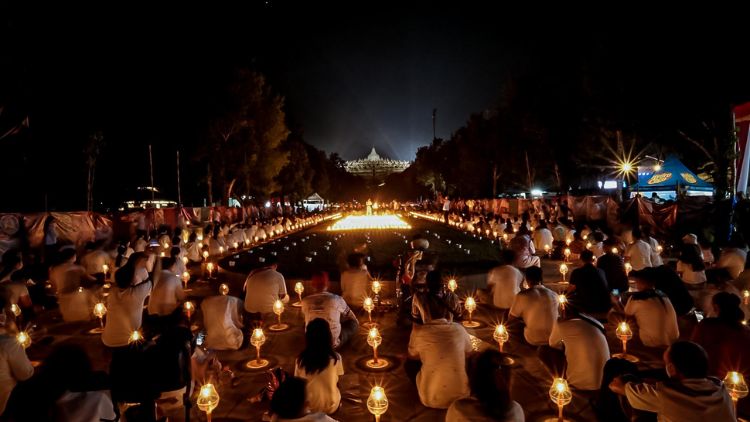 hipwee-perayaan waisak pada malam hari