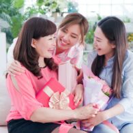 15 Kado Ulang Tahun untuk Ibu yang Bermanfaat dan Membekas di Hatinya