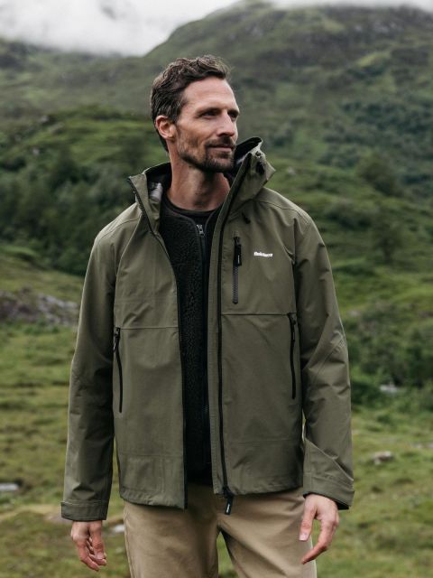 outfit jaket waterproof untuk siasati suhu dingin di gunung dan gerimis