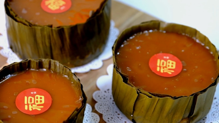 kue khas imlek: kue keranjang atau Nian Gao