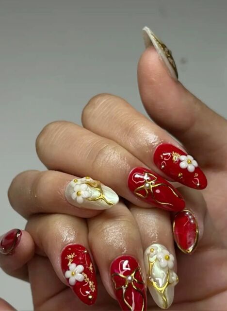 inspirasi nail art motif floral untuk perayaan imlek