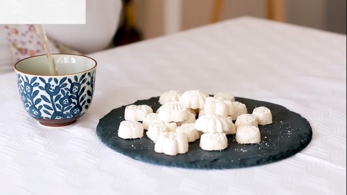 Kuih Bangkit untuk camilan saat perayaan tahun baru cina