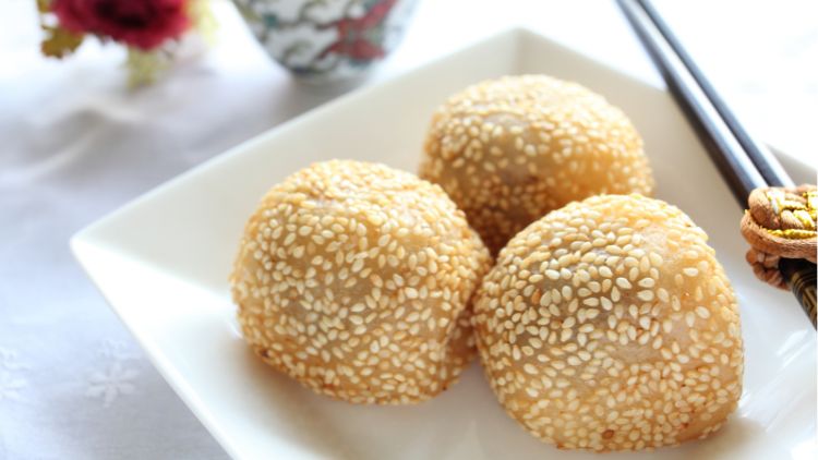 kue khas imlek: onde-onde atau jian dui