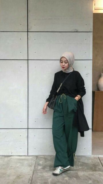 9 Rekomendasi Warna Baju yang Cocok dengan Celana Hijau, Nggak Pusing Mikirin OOTD Lagi!