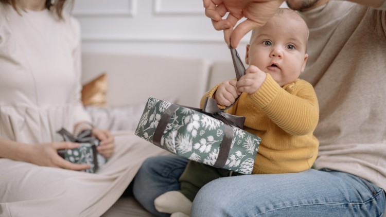 10 Ide Kado Untuk Bayi Laki-Laki Yang Berguna dan Berkesan