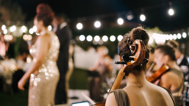 69 Rekomendasi Lagu yang Cocok Dinyanyikan untuk Pernikahan Teman dan Sahabat