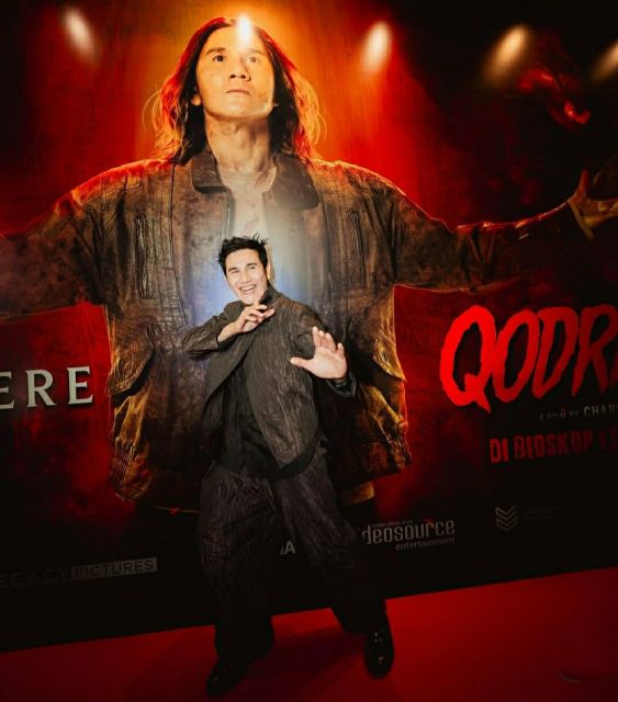 Artis berzodiak Aries Vino G Bastian dalam pemotretan