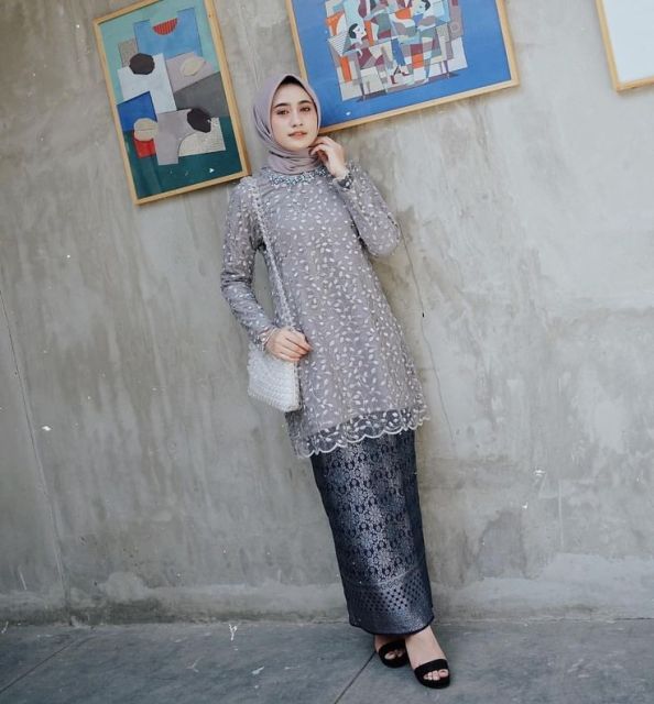8 Gaya Baju yang Cocok untuk Ibu yang Menghadiri Wisuda Anaknya​, Cantik Banget!