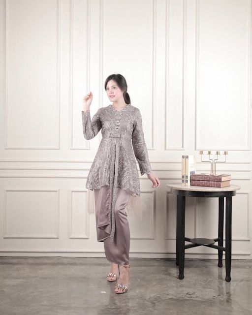8 Gaya Baju yang Cocok untuk Ibu yang Menghadiri Wisuda Anaknya​, Cantik Banget!