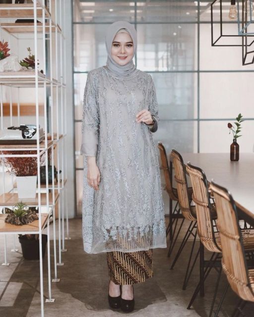 8 Gaya Baju yang Cocok untuk Ibu yang Menghadiri Wisuda Anaknya​, Cantik Banget!