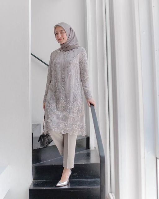 8 Gaya Baju yang Cocok untuk Ibu yang Menghadiri Wisuda Anaknya​, Cantik Banget!