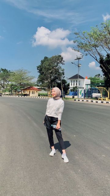 9 Inspirasi Outfit Jogging untuk Wanita Berhijab yang Nyaman dan Menyamarkan Lekukan Tubuh