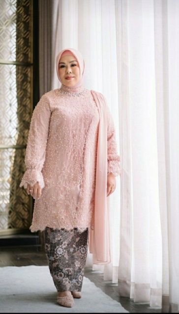 8 Gaya Baju yang Cocok untuk Ibu yang Menghadiri Wisuda Anaknya​, Cantik Banget!