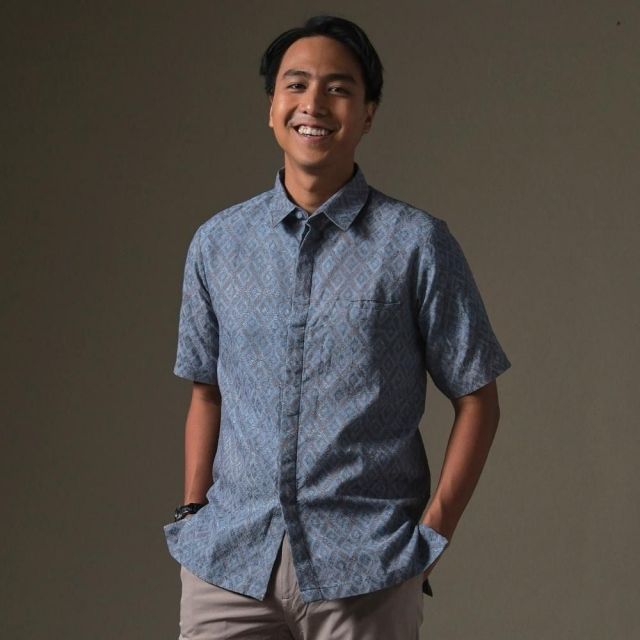 7 Inspirasi Outfit Bukber Pria yang Stylish & Nyaman 12 kemeja motif subtle pria