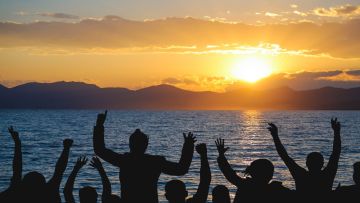 11 Lagu yang Cocok untuk Menikmati Sunset, Momen Senja Jadi lebih Syahdu & Romantis!